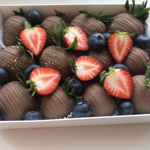 Клубника в шоколаде 12 ягод в молочном шоколаде в подарок