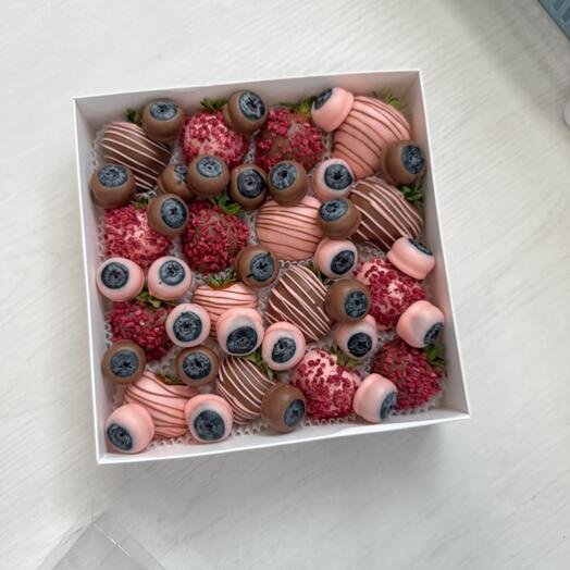 Ассорти из свежей клубники и голубики в шоколаде