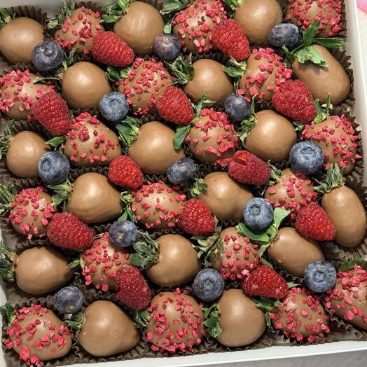 Набор клубники в молочном шоколаде 35-42 ягоды с малиной и голубикой в подарок