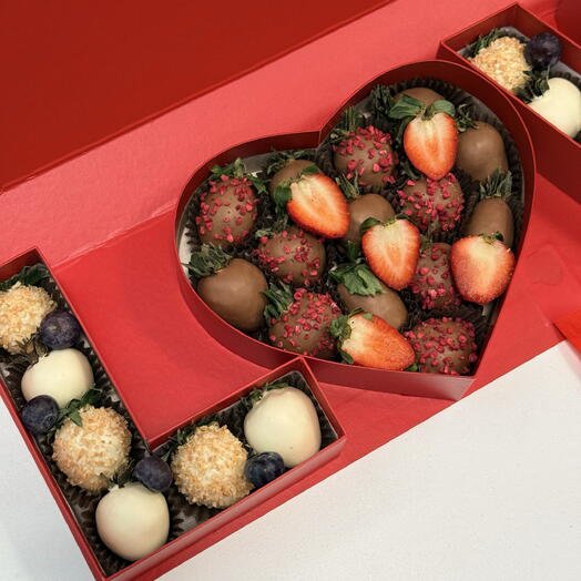 Клубника в белом и молочном шоколаде для любимых" LOVE"