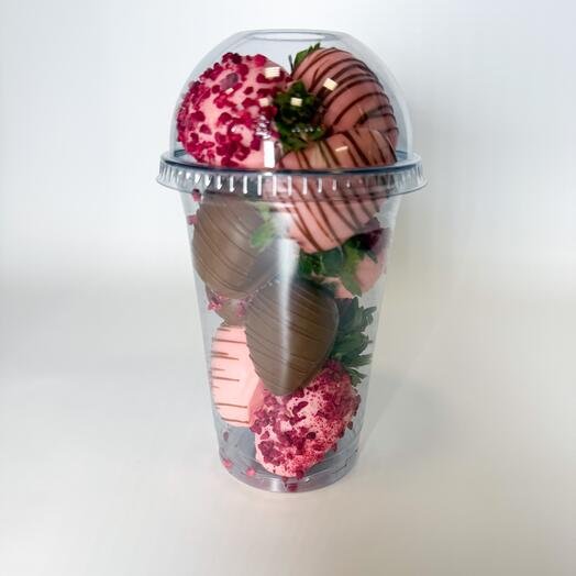 Стакан с клубникой в бельгийском шоколаде