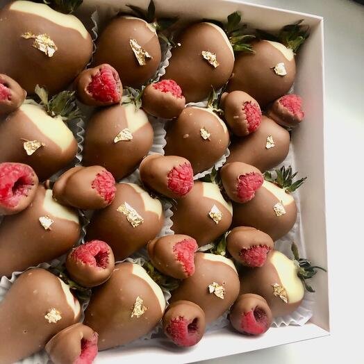 Набор из клубники в двойном шоколаде в сочетании с малиной в молочном шоколаде