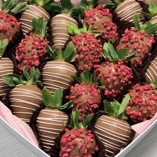 Клубника в шоколаде в коробке сердце 16-20 ягод в подарок для особого случая "Тебе"