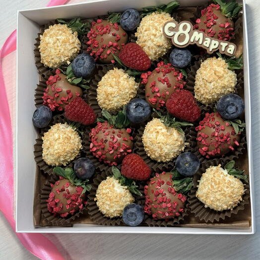 Набор клубники в бельгийском шоколаде подарок 8 марта со свежей малиной и голубикой!