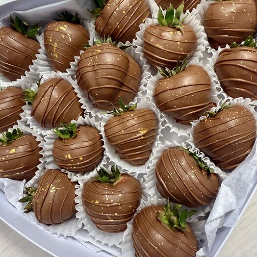 Клубника в молочном шоколаде в коробке сердце 16-20 ягод подарок для любимых