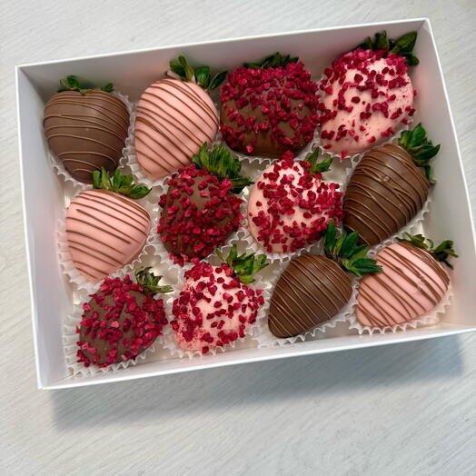 Клубника в шоколаде набор 12 ягод "Класссика +"