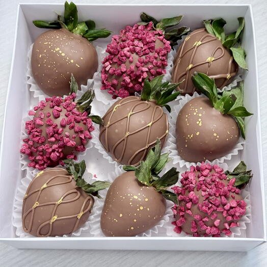 Клубника в молочном шоколаде с сублимированной малиной