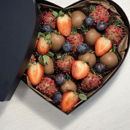 Клубника в бельгийском шоколаде в коробке Сердце 16-20 ягод любимой девушке с голубикой